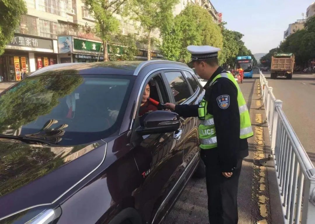 阆中人切莫侥幸,白天也会查酒驾,昨日现场查获2人.